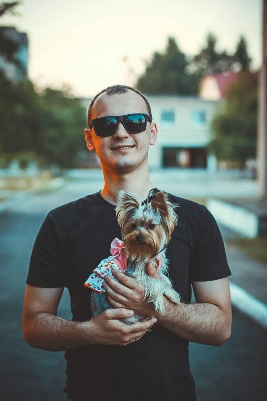 йоршский терьер Аврора со своим хозяином Дмитрием