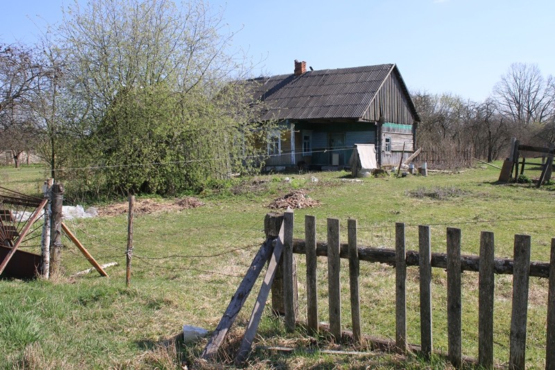 У вёсцы Сукач шмат пустых хат, дзе ніхто не жыве