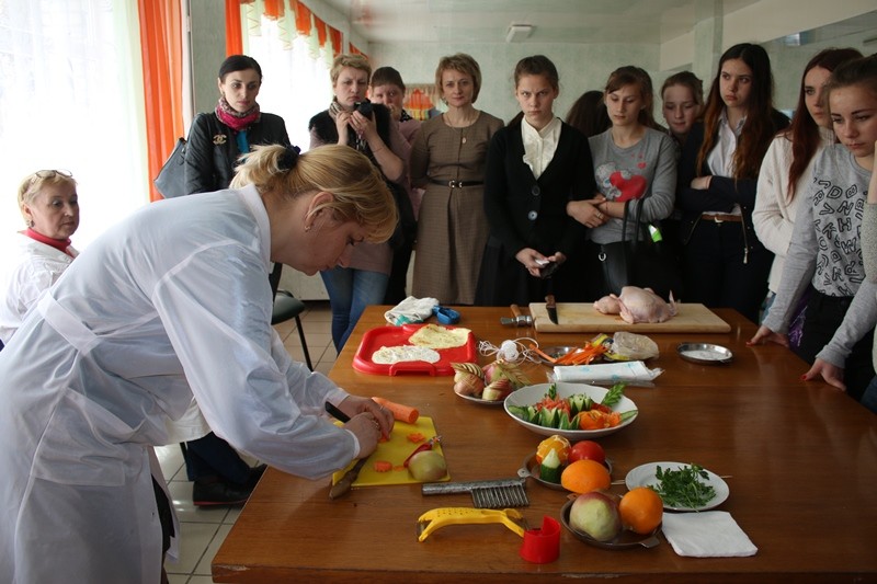 Школьники с интересом следили за мастером, которая обучала их карвингу - искусству украшения блюд фигурками из овощей и фруктов