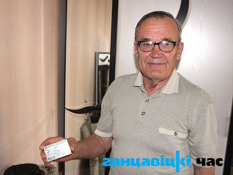 Иван Алексеевич показывает заветную грин-карту.