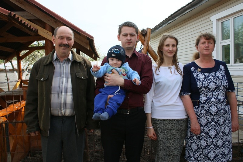 Родители рады тому, что их семья стала больше
