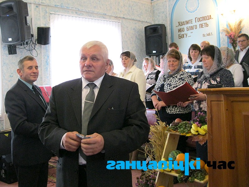 На сегодняшний день церковь «Силоам» насчитывает более 225 прихожан. 25 лет старшим пастором в церкви ХВЕ является Василий Рабцевич (на первом плане)