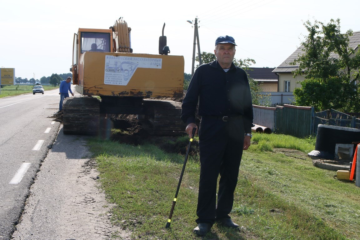 Пенсионер передвигается с трудом, опираясь на трость, поэтому твердое покрытие ему необходимо для нормальной ходьбы.