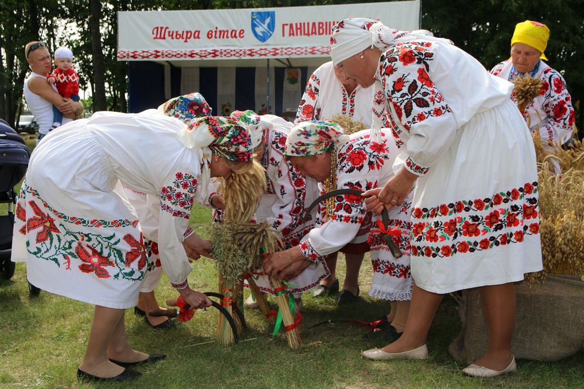 Жнеи сложили серпы и снопы в знак того, что жниво окончено.