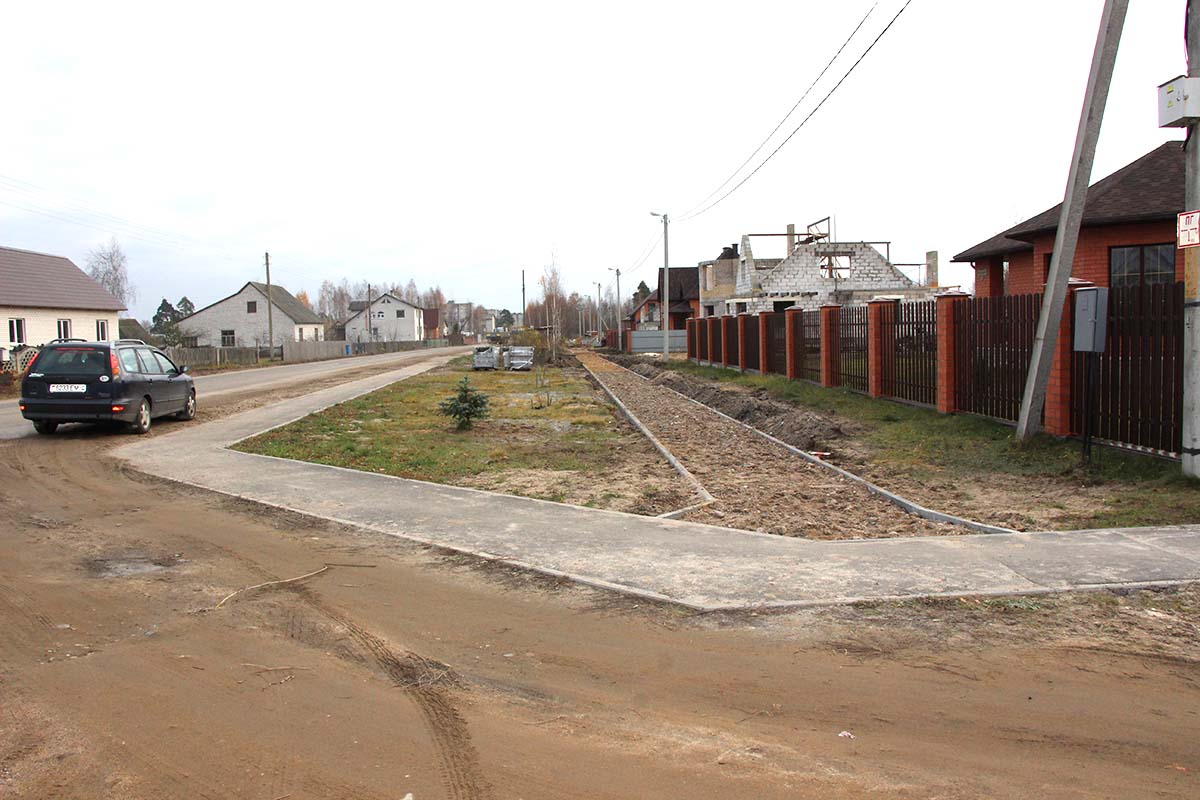 Планируется, что по улице Монтажников будет проложено аж три тротуара. Один уже проложен, строительство еще двух уже начато.