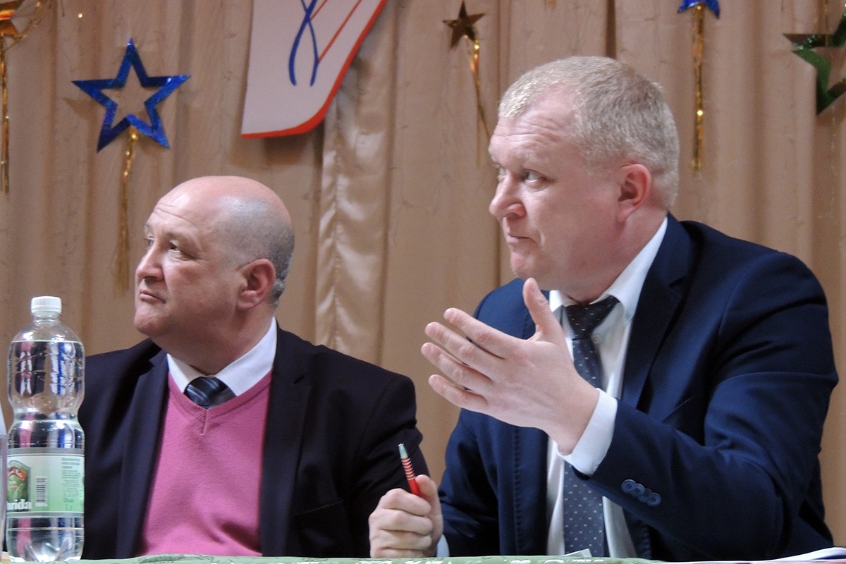 Председатель Ганцевичского райисполкома Владимир Белов (на фото справа) указал на недоработки директору  ОАО «Ганцевичский Райагросервис» Дмитрия Слонимского (слева)