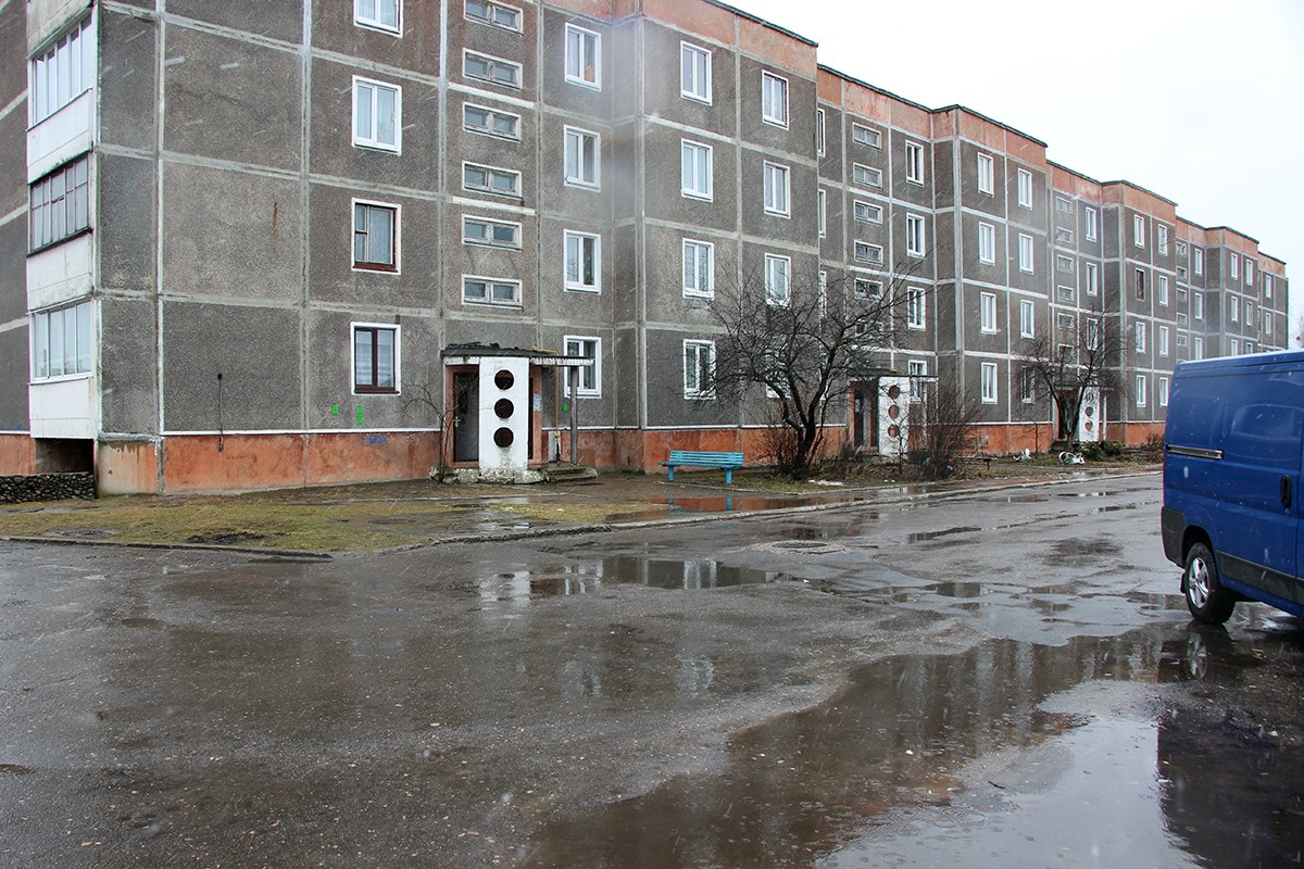 Жильцы дома по ул. Октябрьской, 58А уже много лет страдают от затопления канализационными стоками. Руководство райисполкома пообещало устранить проблему в апреле 2018 года.