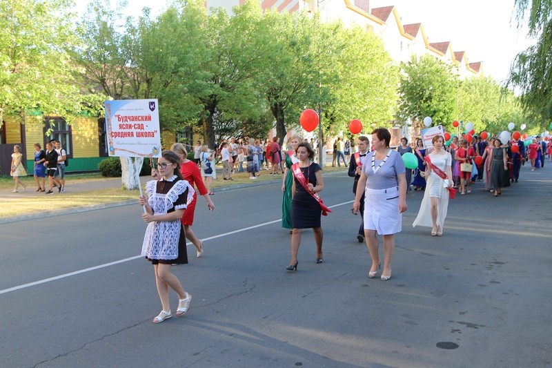 Выпускники 2018 года Ганцевичского района прошли по центральной улице 