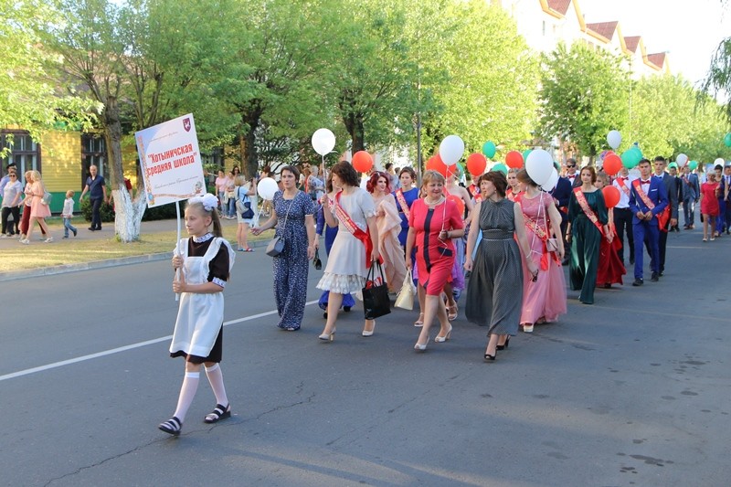 Выпускники 2018 года Ганцевичского района прошли по центральной улице 