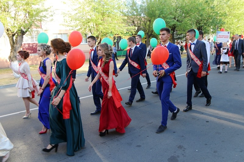Выпускники 2018 года Ганцевичского района прошли по центральной улице 