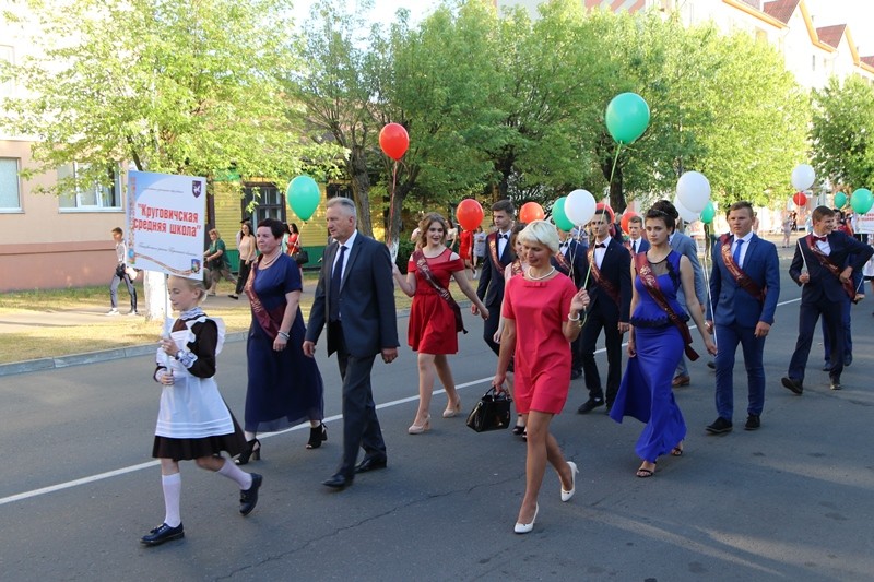 Выпускники 2018 года Ганцевичского района прошли по центральной улице 