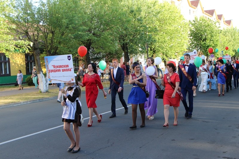 Выпускники 2018 года Ганцевичского района прошли по центральной улице 