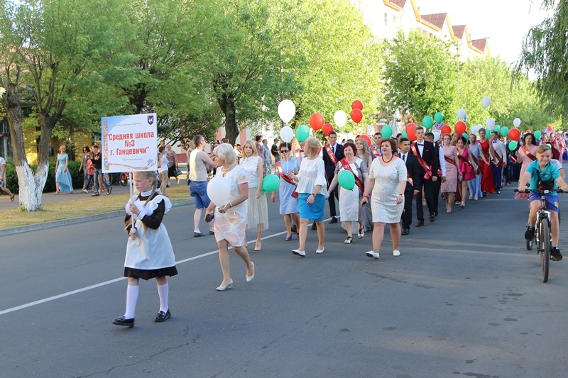 Выпускники 2018 года Ганцевичского района прошли по центральной улице 