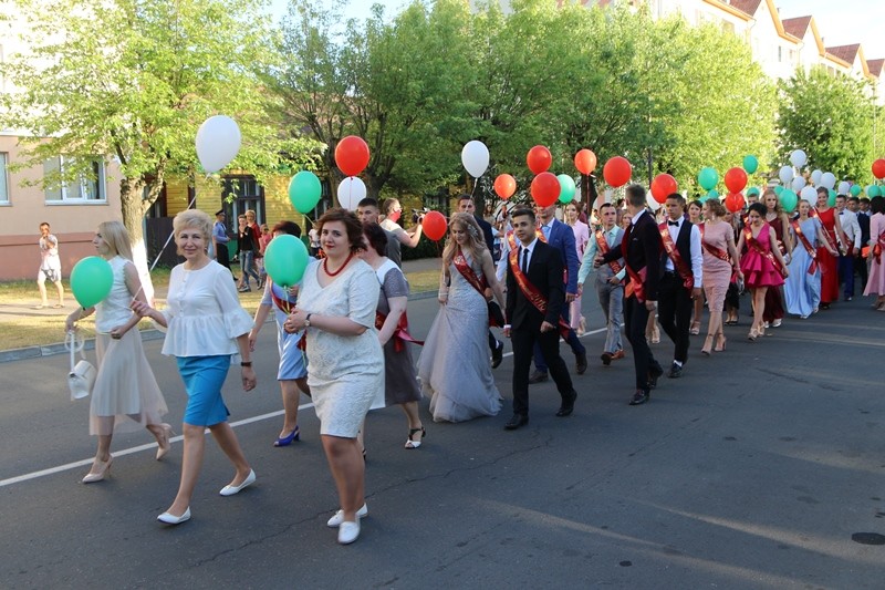 Выпускники 2018 года Ганцевичского района прошли по центральной улице 