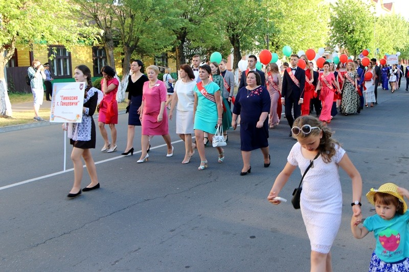 Выпускники 2018 года Ганцевичского района прошли по центральной улице 