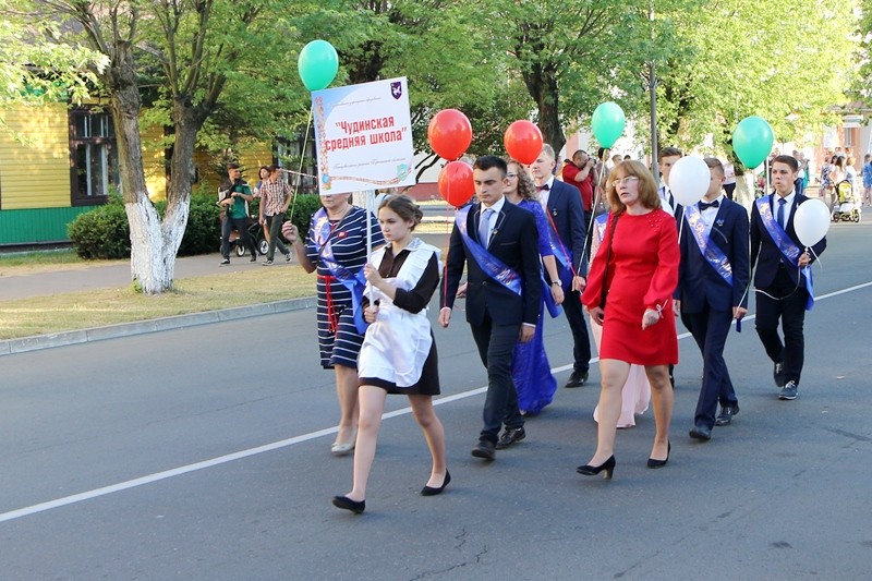 Выпускники 2018 года Ганцевичского района прошли по центральной улице 