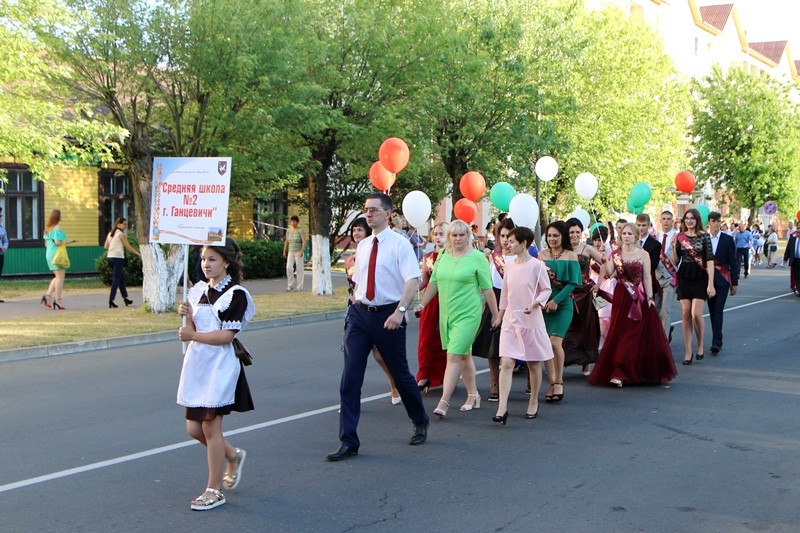 Выпускники 2018 года Ганцевичского района прошли по центральной улице 