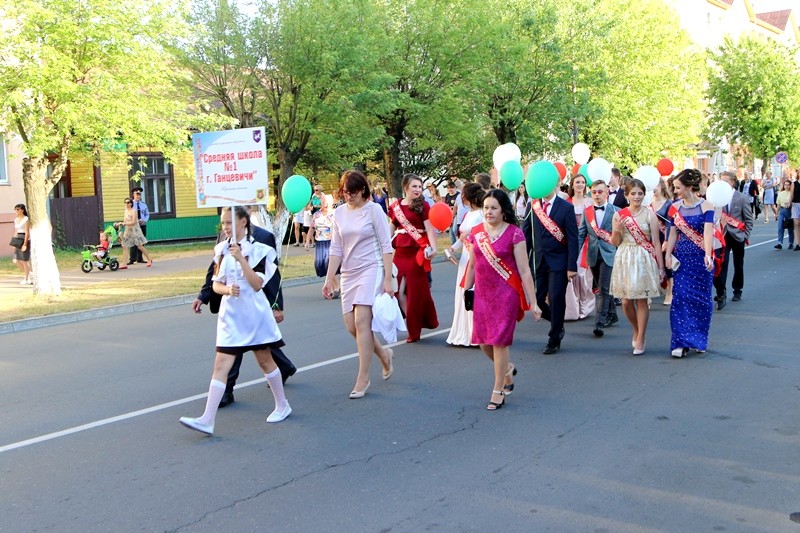 Выпускники 2018 года Ганцевичского района прошли по центральной улице 