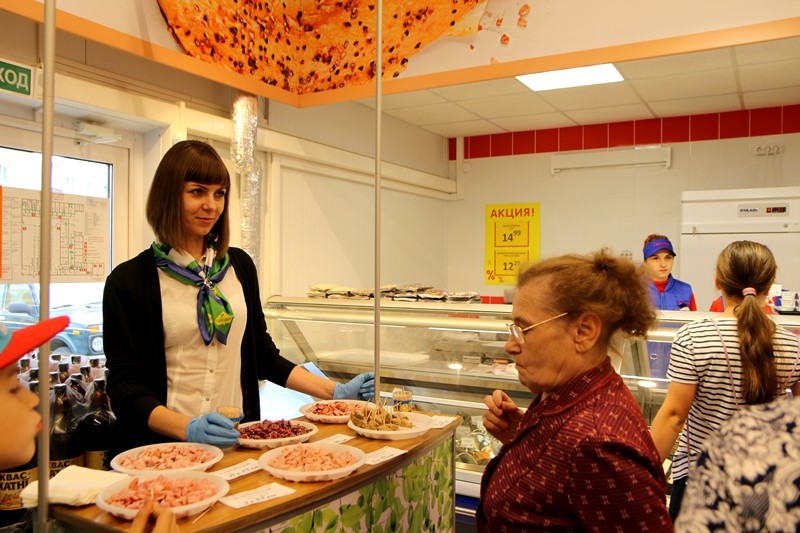 Открытие магазина "Санта", пенсионеры дегустируют бесплатные продукты Ганцевичи, магазин "Санта", 2018 год