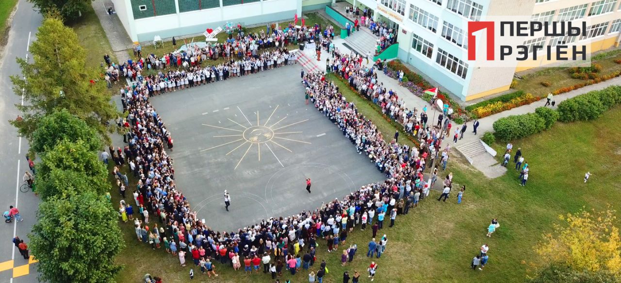 Линейка в СШ №3 г. Ганцевичи 1 сентября 2018 года. Фото: Сергея Багрова