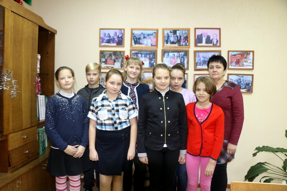Першы рад — злева направа Шэпялевіч Лізавета, Руднікевич Аляксандра, Турко Валерыя, Кандратовіч Аляксандра. Другиі рад: Новік Даніла, Псышчаніца Крысціна, Сенюковіч Марына, выкладчык Мурашка Валянціна Адамаўна