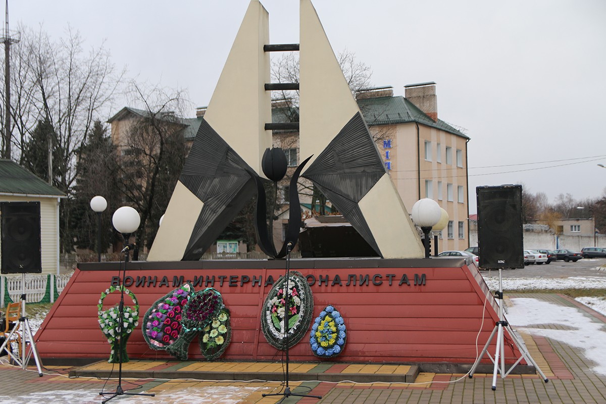 В Ганцевичах воины-интернационалисты почтили память ребят, погибших в Афганистане.