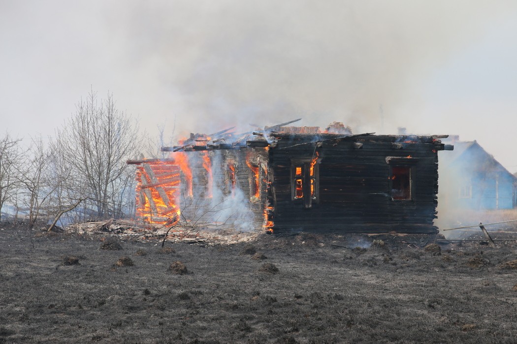 Большой пожар в Денисковичах Ганцевичского района. 6 апреля 2019 года.