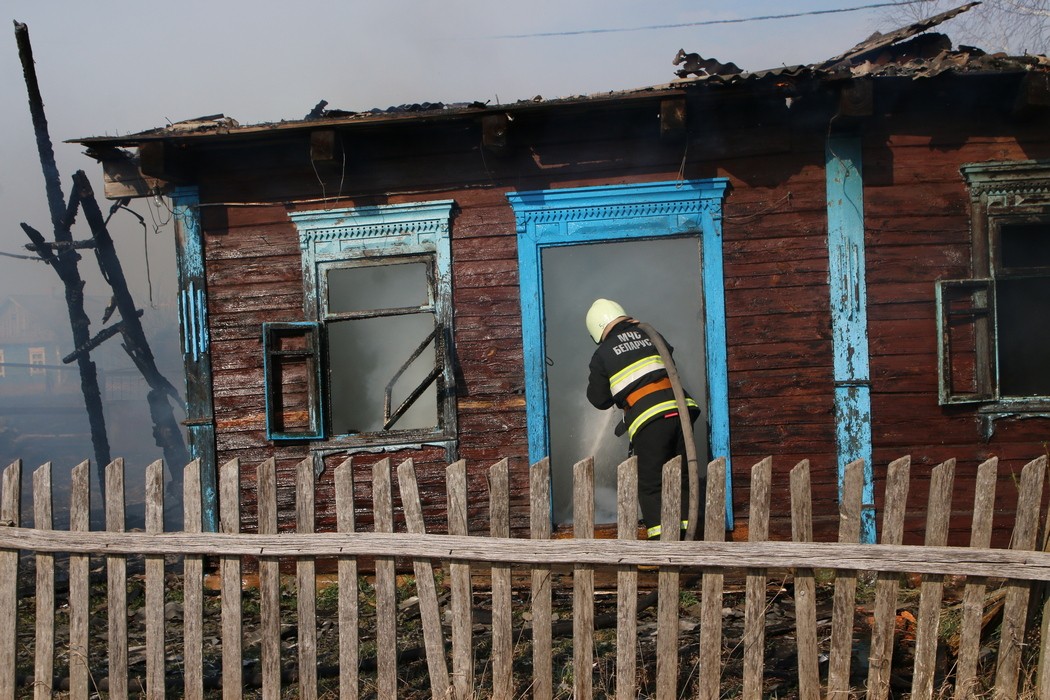 Большой пожар в Денисковичах Ганцевичского района. 6 апреля 2019 года.