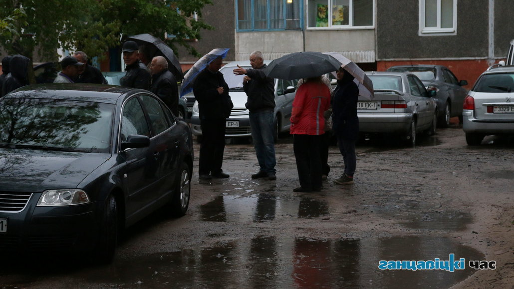 Жильцы многоэтажек по ул. Строителей вышли на дворовое собрание по вопросу определения в их дворе места автомобильной стоянки и детской площадки.