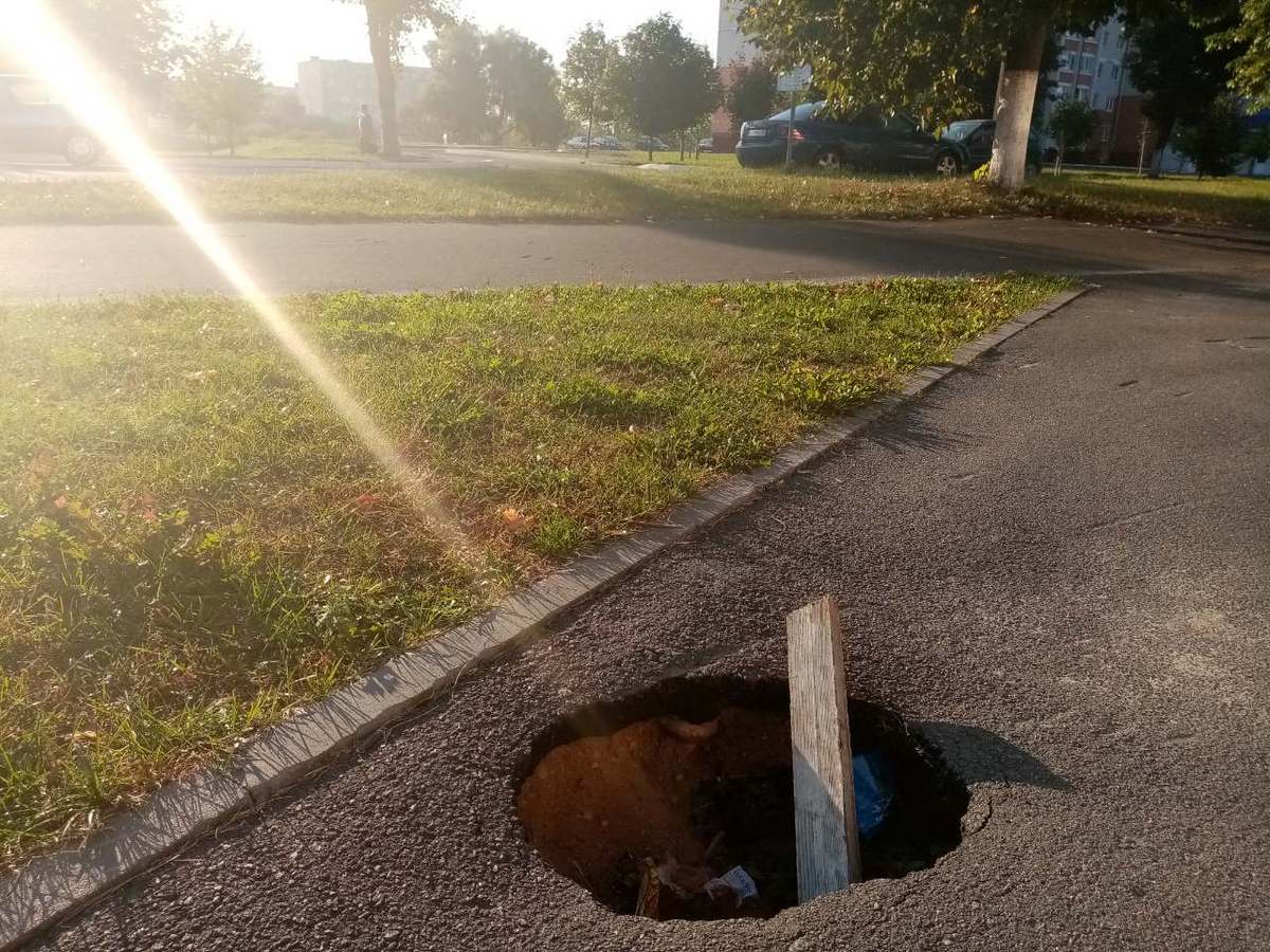 Дыра в асфальте на тротуаре по ул. Октябрьской.
