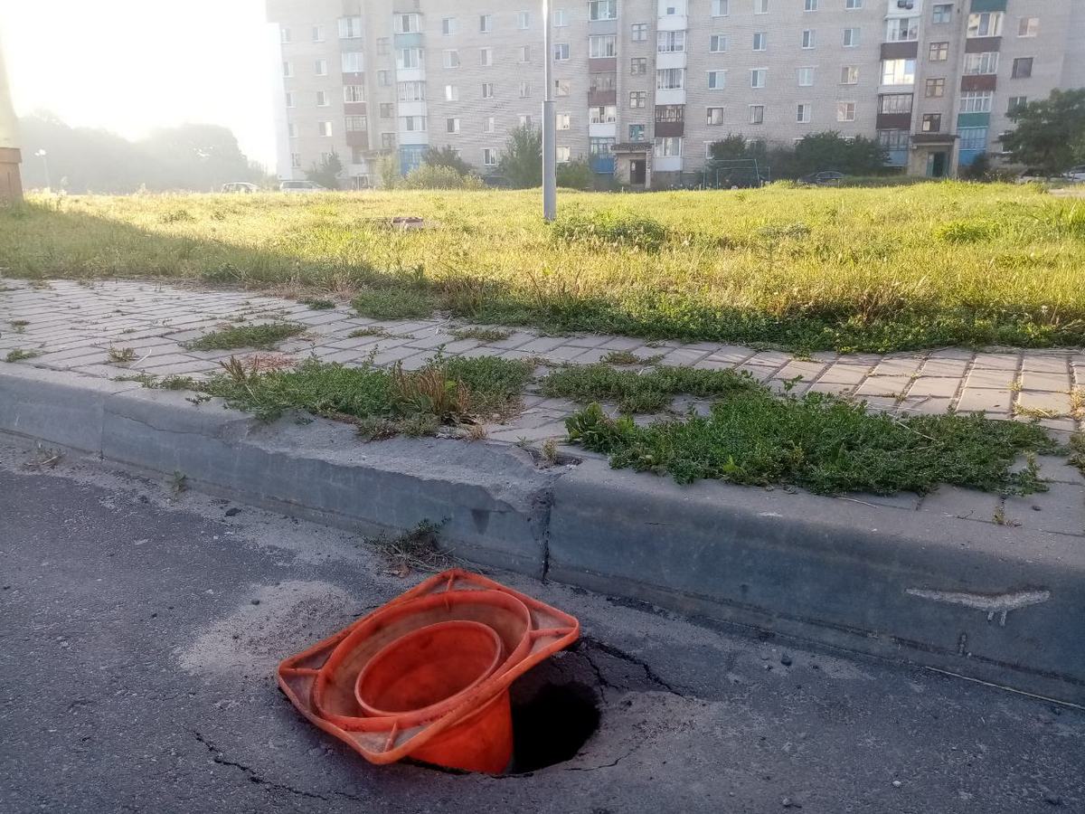 Пролом в асфальте по ул. Орловского.