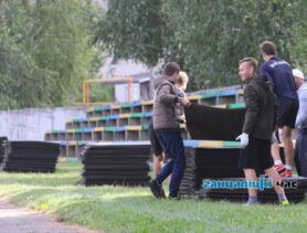 Резиновое покрытие дорожки с городского стадиона забирают школы (фотофакт)