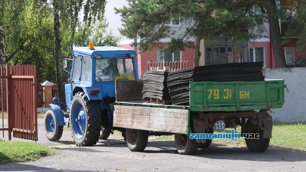 Старое резиновое покрытие беговой дорожки на ганцевичском стадионе разбирают учреждения образования района