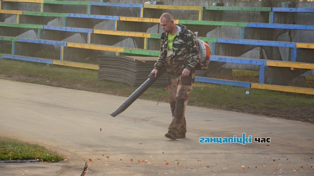 На стадионе в Ганцевичах укладывают беговую дорожку