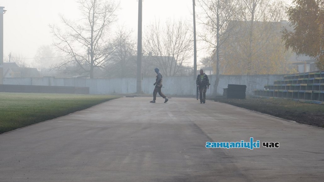 На стадионе в Ганцевичах укладывают беговую дорожку
