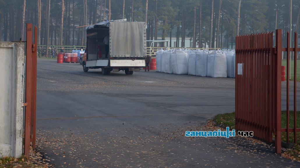 На стадионе в Ганцевичах укладывают беговую дорожку