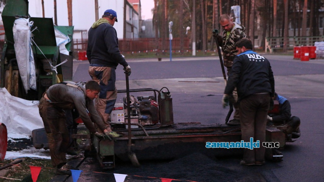 Работы по укладке первого слоя беговой дорожки на городском стадионе в Ганцевичах