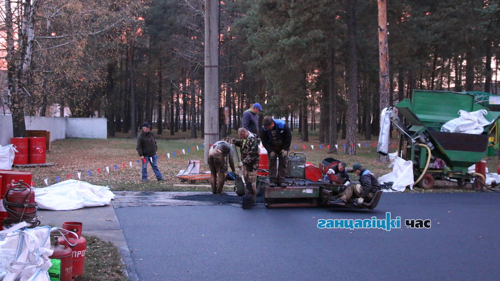 Работы по укладке первого слоя беговой дорожки на городском стадионе в Ганцевичах