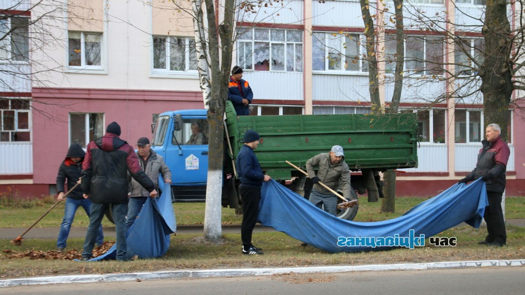 В Ганцевичах коммунальники убирают листву – она не успевает коснуться земли 