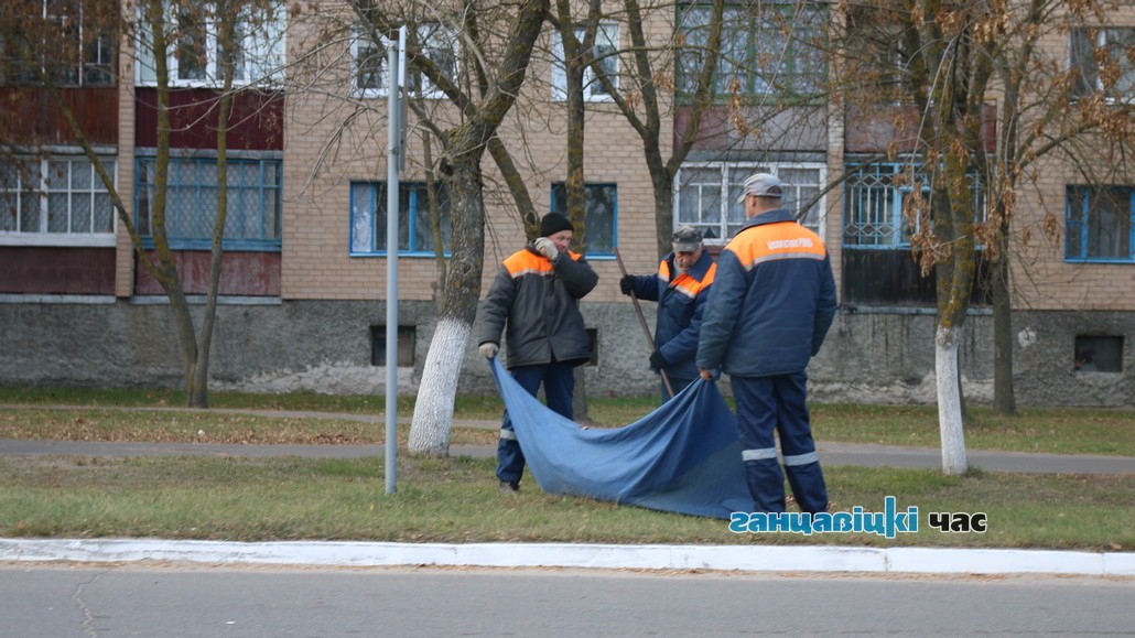 В Ганцевичах коммунальники убирают листву – она не успевает коснуться земли 