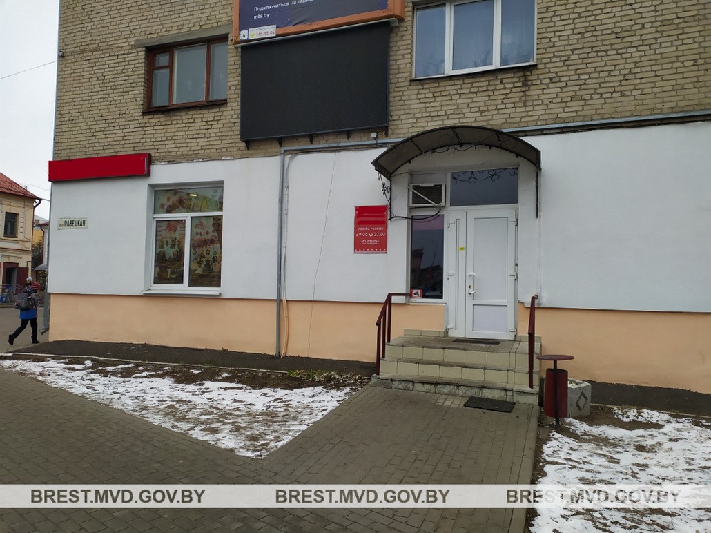 Мужчина в магазине требовал бутылку водки просто так. А когда ему отказали, разбил витрину