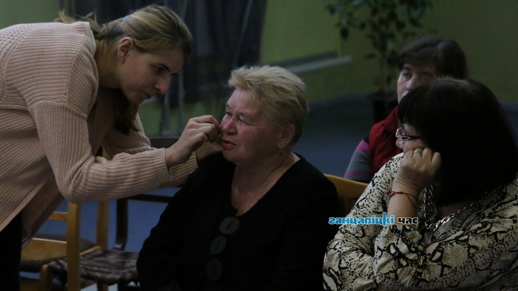 В Ганцевичах врач-онколог Юлия Вабищевич провела осмотр прямо в стенах городского Дома культуры