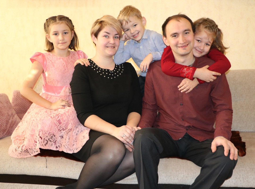 Семья Шкляриков: Милана, Алла, Юра, Сергей, Аня