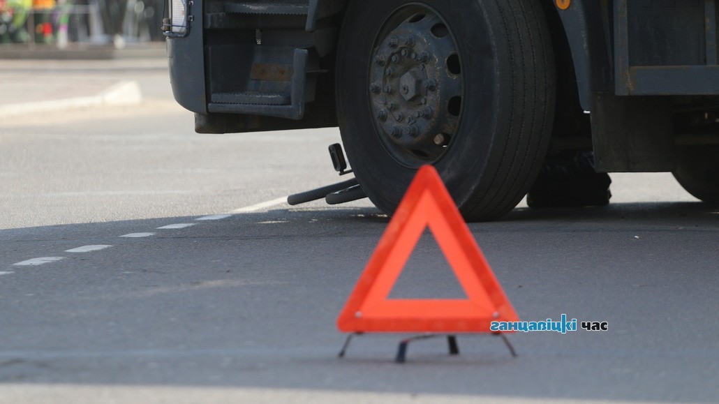 В Ганцевичах женщина с велосипедом попала под колеса грузовика