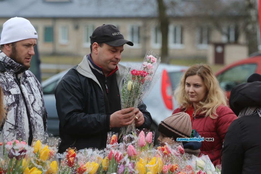 Почём букеты: в Ганцевичах начался цветочный бум перед 8 марта