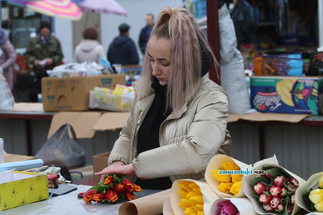 Почём букеты: в Ганцевичах начался цветочный бум перед 8 марта