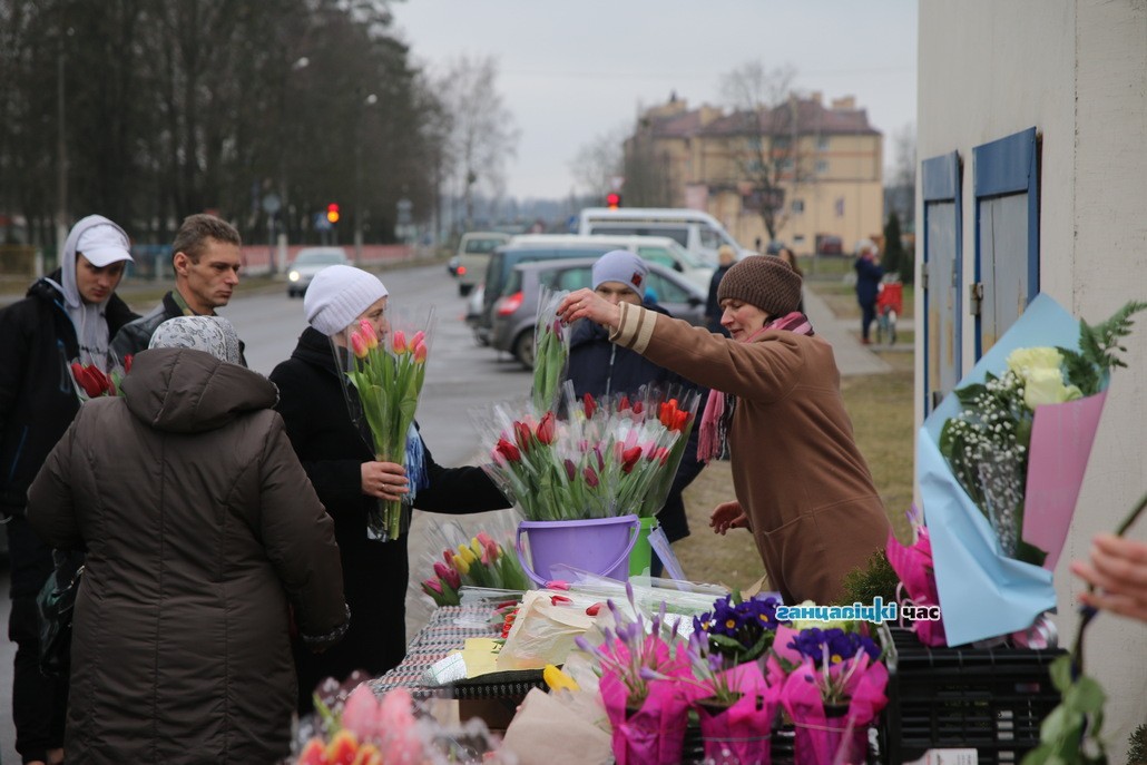 Почём букеты: в Ганцевичах начался цветочный бум перед 8 марта