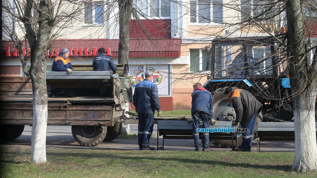 Куда пропадают лавочки с аллеи письменности в Ганцевичах?