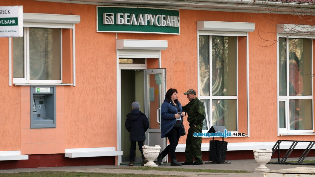Беларусбанк вводит ограничения по банковским карточкам. Это защитит от мошенников