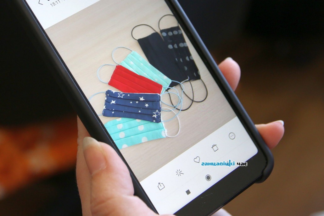 Как ганцевчанки шьют защитные повязки